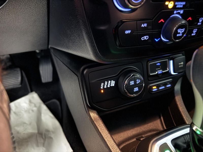Jeep Renegade (2022) 1.3 T4 REZERVOVÁNO - fotka 32 z 43
