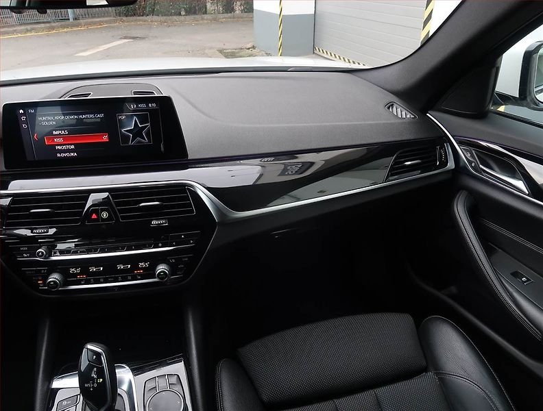 BMW Řada 5 (2019) Sport Line 530d xDrive - fotka 8 z 26