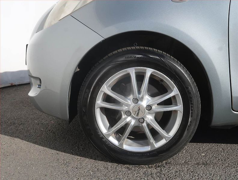 Toyota Yaris (2008) 1.0 VVT-i, nová STK, Klima - fotka 14 z 16
