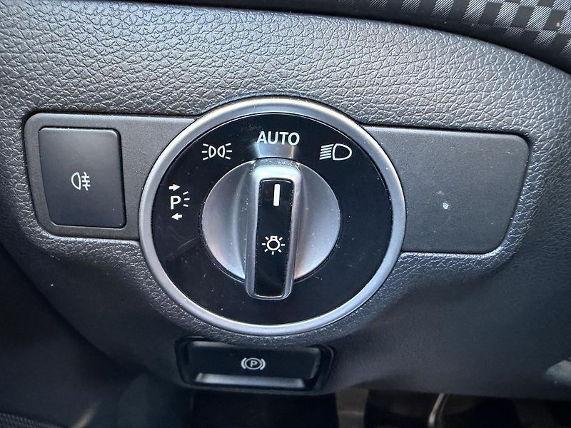 Mercedes-Benz Třídy A 180i SPORT LED NAVI SERVISKA - fotka 15 z 37