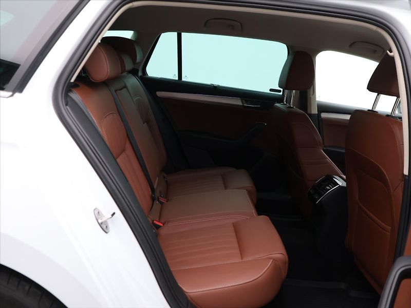 Škoda Superb 2,0 - fotka 12 z 34