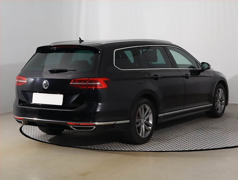 Volkswagen Passat (2018) R-Line 2.0 TDI, Automat, Kůže - fotka 5 z 22