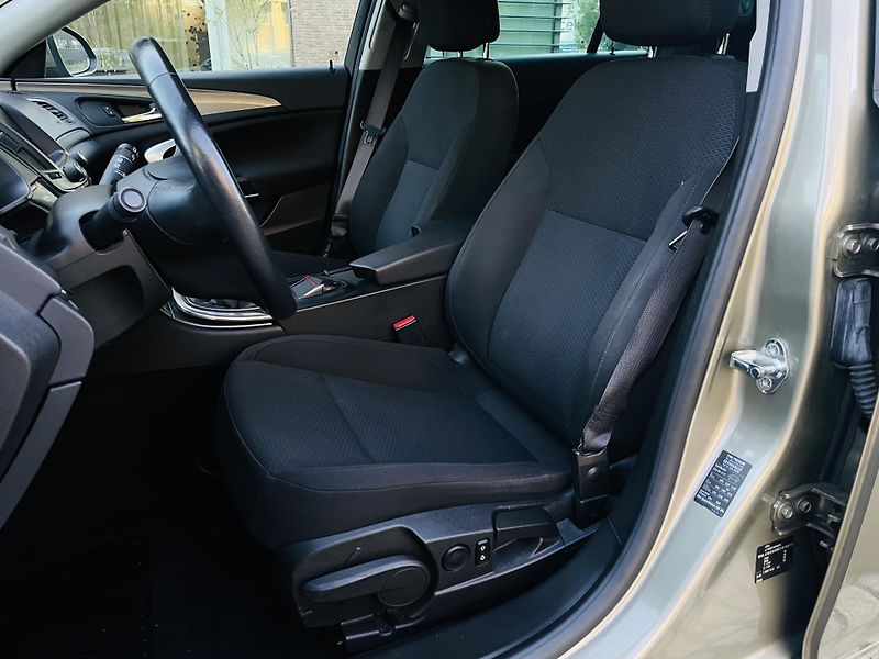 Opel Insignia 2.0CDTi MANUÁL VÝHŘEV LED - fotka 27 z 41