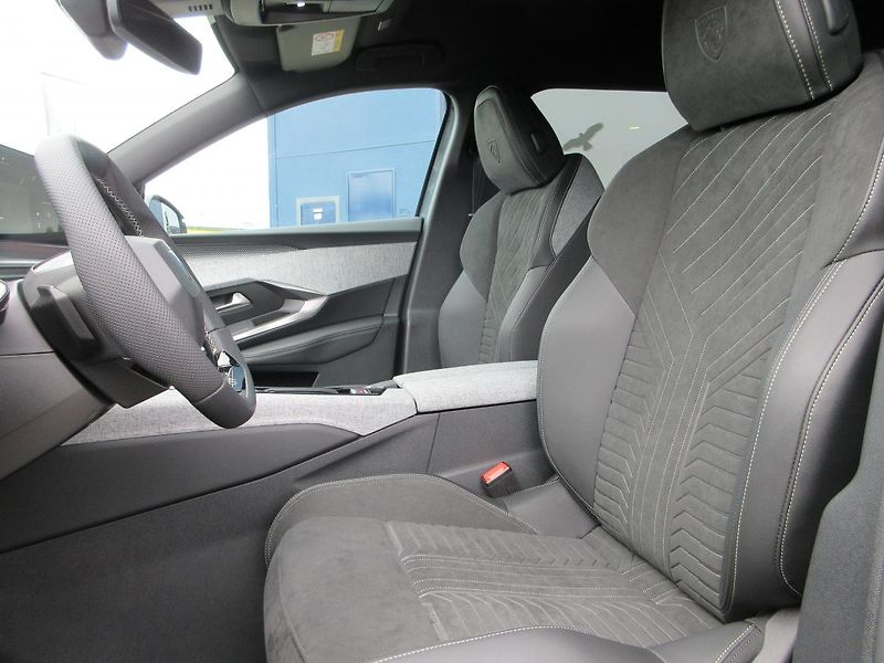Peugeot 5008 GT Elektromotor 157 kW / 210 k - fotka 16 z 27