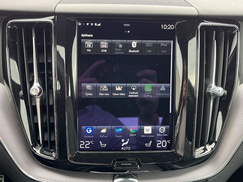 Volvo XC60 R-Design B5 AWD 184kW - fotka 19 z 26