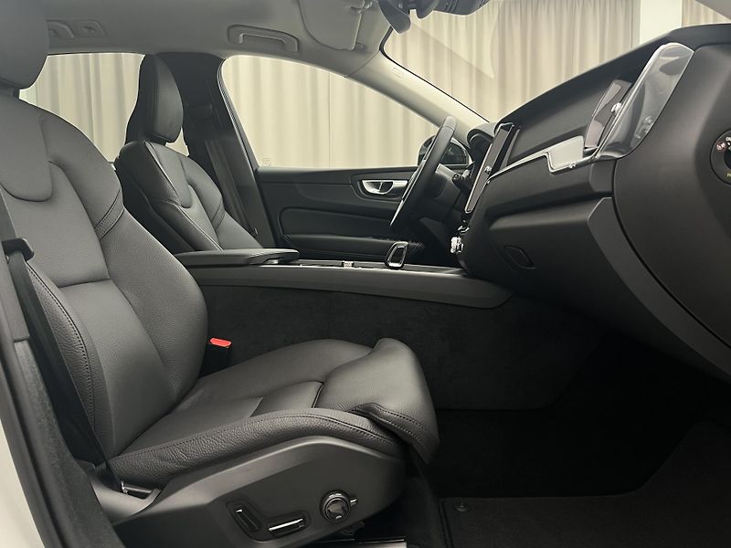 Volvo XC60 B5 AWD PLUS DARK AUT 1.maj. - fotka 19 z 43