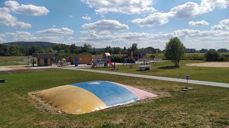 Ve venkovním areálu si užijí děti i dospělí.