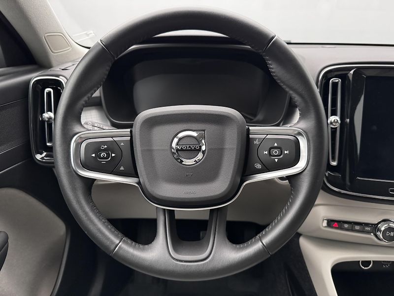 Volvo XC40 T3 MOMENTUM REZERVACE - fotka 3 z 47