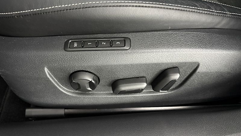 Škoda Superb 2.0 TDI DSG Style Combi - fotka 21 z 30