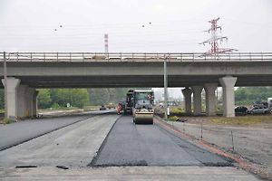 Stavba dálnice D1 mezi Říkovicemi a Přerovem je v plném proudu. V těchto dnech se pokládají asfaltové vrstvy na přeložce Tovačovské ulice.