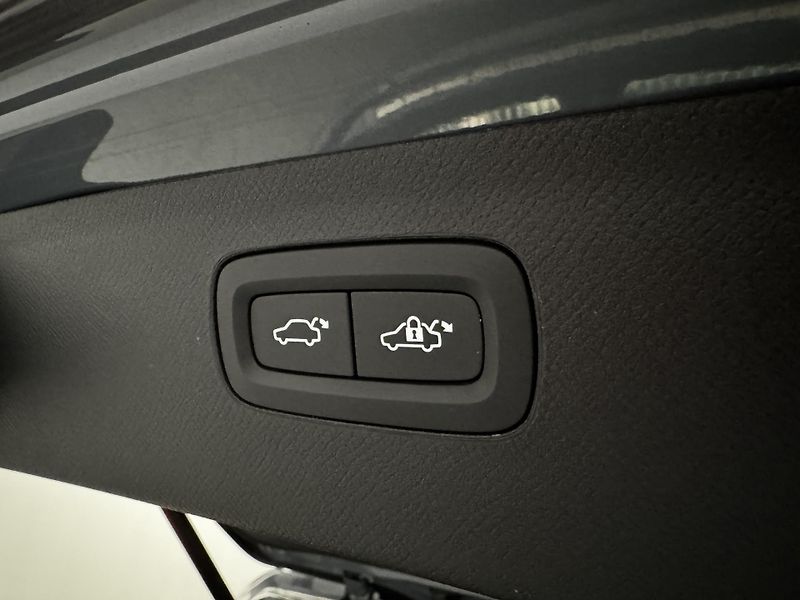 Volvo XC90 B5 AWD PLUS BRIGHT AUT CZ - fotka 27 z 53