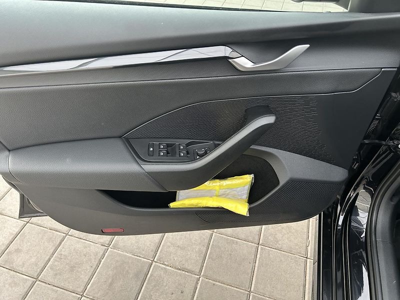Škoda Octavia 1.5 TSI Selection - fotka 6 z 25