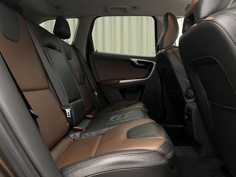 Volvo XC60 D5 AWD SUMMUM AUT CZ - fotka 18 z 38