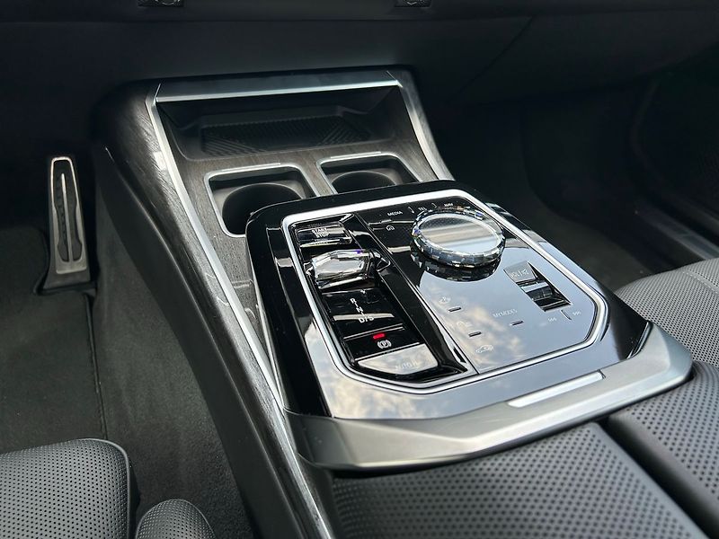 BMW Ostatní M760e xDrive, B&W Diamond TOP - fotka 26 z 35