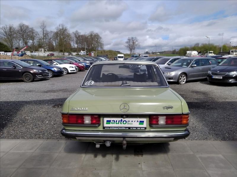 Mercedes-Benz 200 2,0   200 D 123 - fotka 6 z 13