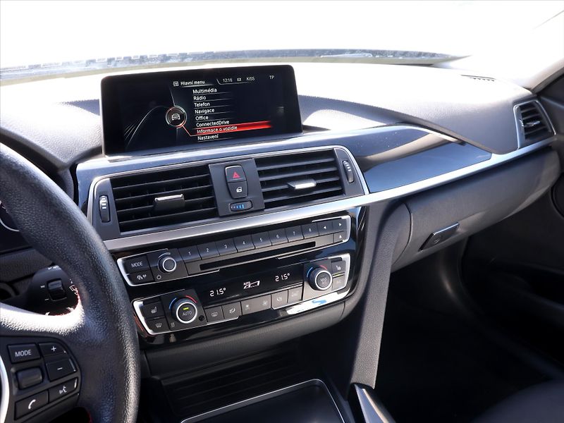 BMW Řada 3 2,0 320d xDrive 140kW Sport - fotka 19 z 32