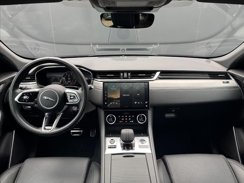 Jaguar F-Pace 3,0 R-DYNAMIC SE AWD DPH - fotka 15 z 33