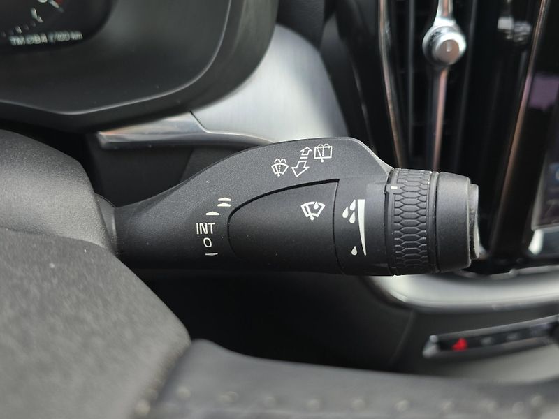 Volvo XC60 (2018) 2.0 D4 Drive-E A/T 140kW 4x4, - fotka 14 z 27