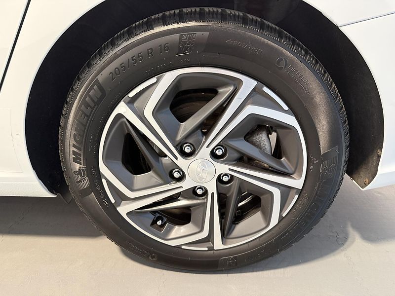 Hyundai i30 1.5 T-GDI Mild Hyb Family Smar - fotka 13 z 13