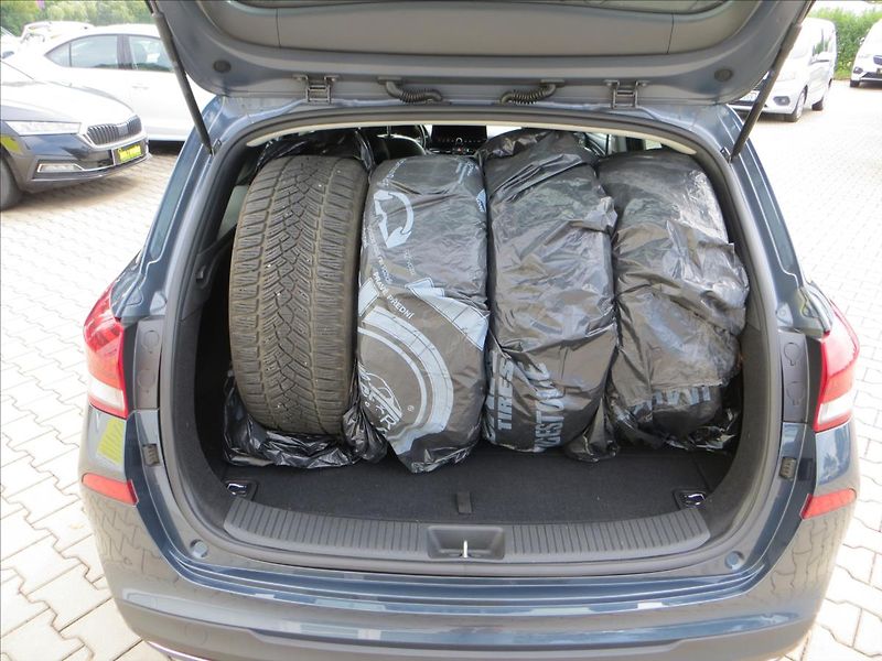 Hyundai i30 1,5 T-GDI M-Hev Style kombi - fotka 7 z 30