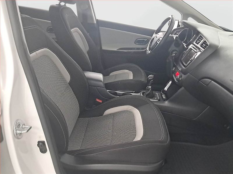Kia Ceed (2014) 1.6 CRDi, Navi, Tempomat - fotka 9 z 17