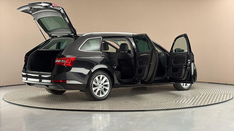 Škoda Superb 2.0 TDI DSG Style Combi - fotka 6 z 30