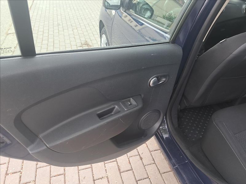 Dacia Sandero 1,0 SCe - fotka 30 z 35