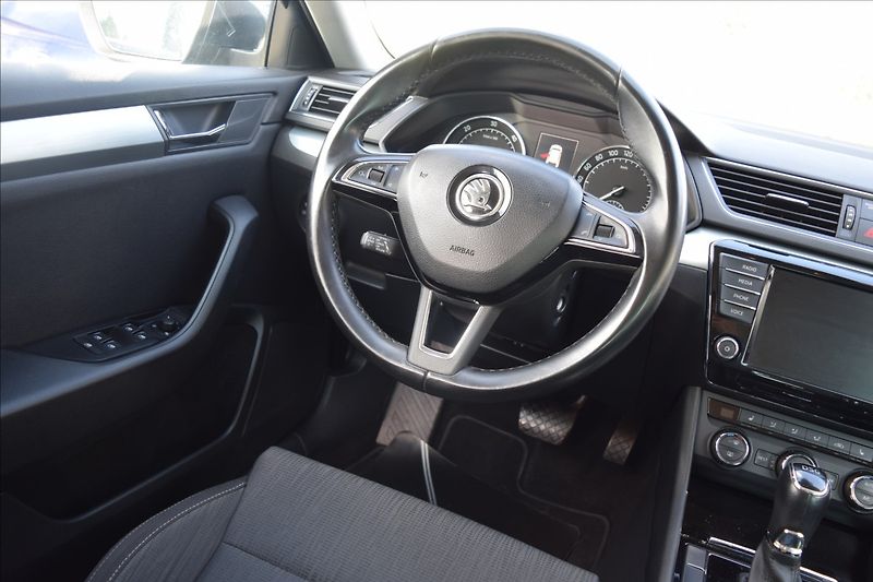 Škoda Superb 2,0 TDI 110KW NÍZKÉ KM DSG - fotka 31 z 50