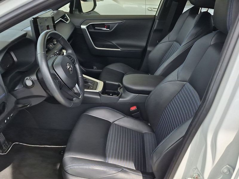 Toyota RAV4 Selection 2.5 HEV 4x2 - fotka 14 z 28