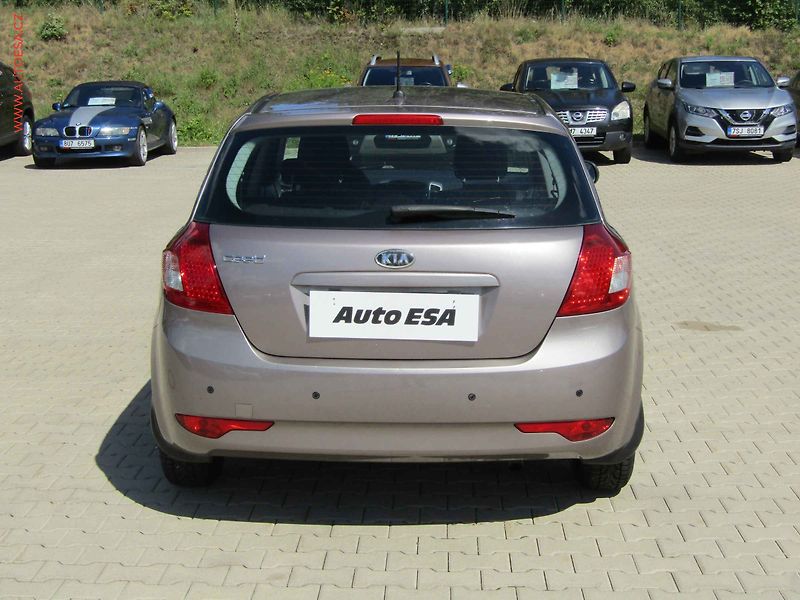 Kia Ceed (2010) 1.4CVVT, ČR, AC, park.čidla - fotka 5 z 15