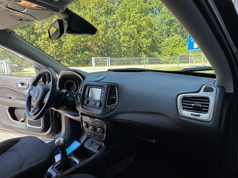 Jeep Compass (2018) 1.4 Multiair Longitude - fotka 16 z 33