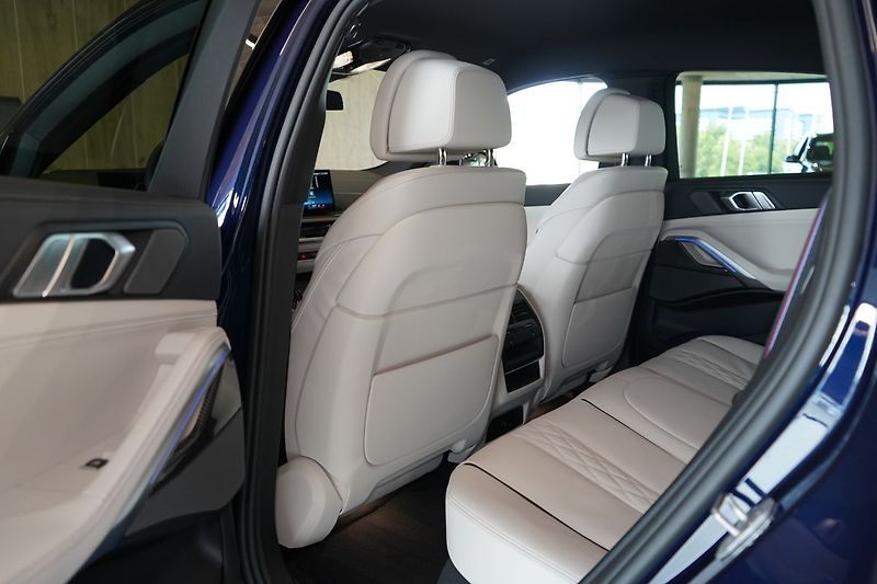 BMW X6 30d xDrive, Vzudch, Masáž - fotka 43 z 48