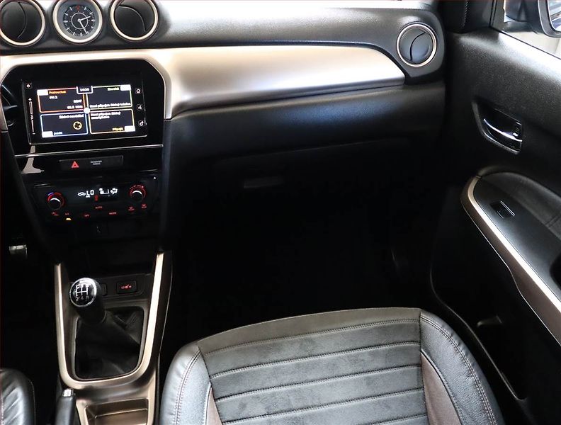 Suzuki Vitara (2017) 1.6 VVT, Kůže, Navi, Tempomat - fotka 8 z 22