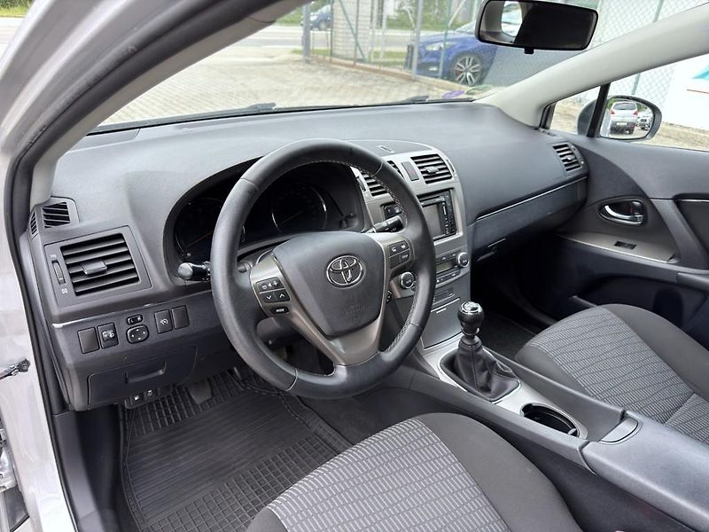 Toyota Avensis 1.8i 108 kW navi. serviska - fotka 13 z 17