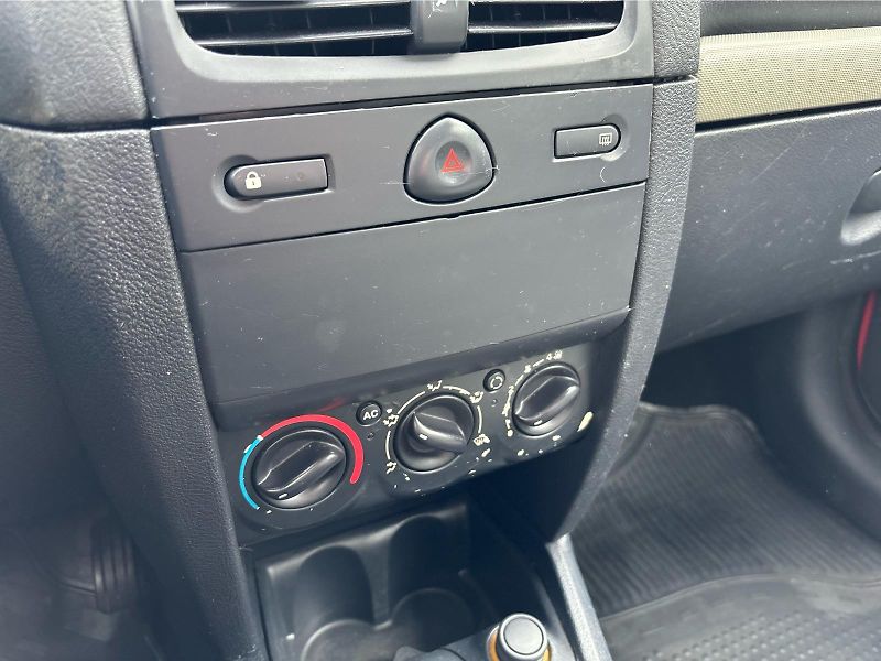 Renault Clio 1,2i 43kW - fotka 16 z 21
