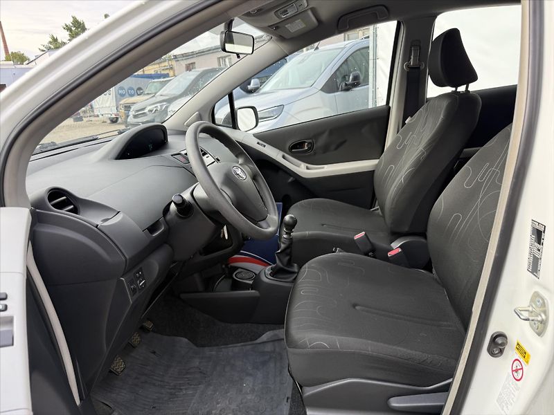 Toyota Yaris 1,3 Terra Cool - fotka 8 z 14