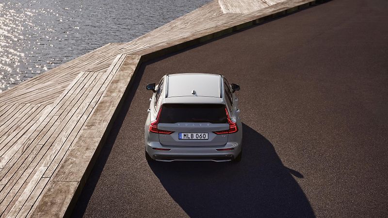 Volvo V60 (2026) B4 PLUS DARK AUT - fotka 10 z 17