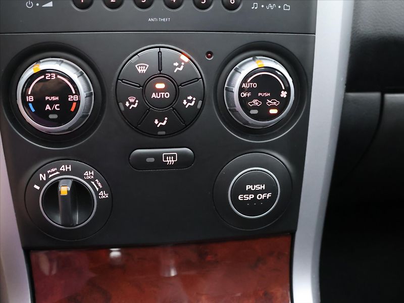Suzuki Grand Vitara 2,0 JLX 103kW Aut. Tažné CZ - fotka 18 z 27