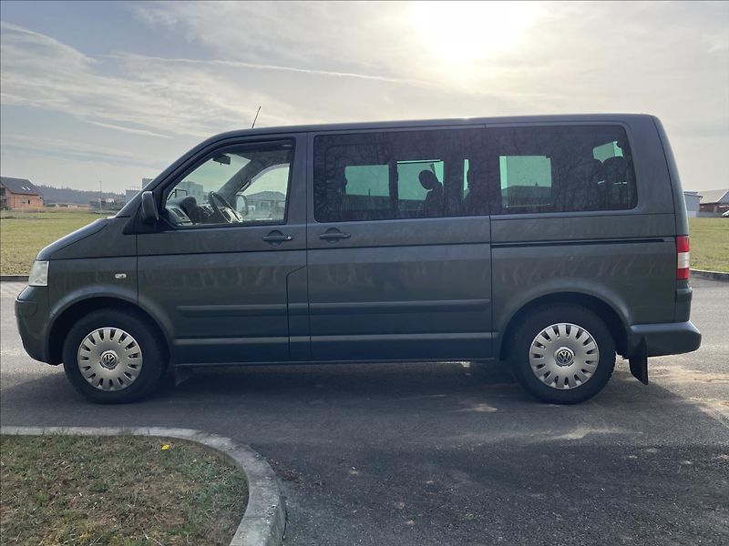 Volkswagen Multivan 2,5 TDI 95kW*tažné*aut. klima* - fotka 8 z 40