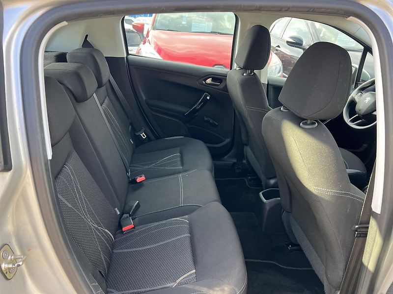 Peugeot 208 1.2i KLIMATIZACE ABS ASR ESP - fotka 29 z 41