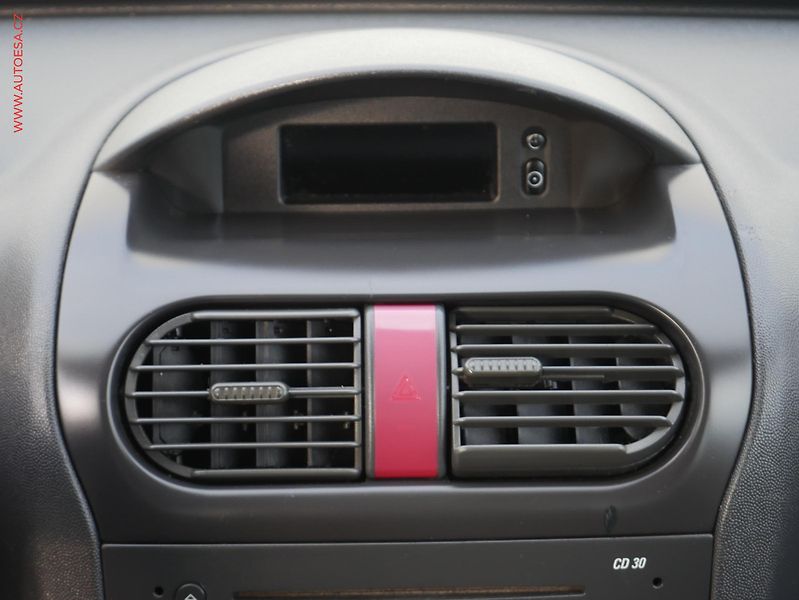 Opel Corsa (2005) 1.0i, AC, tažné - fotka 11 z 17