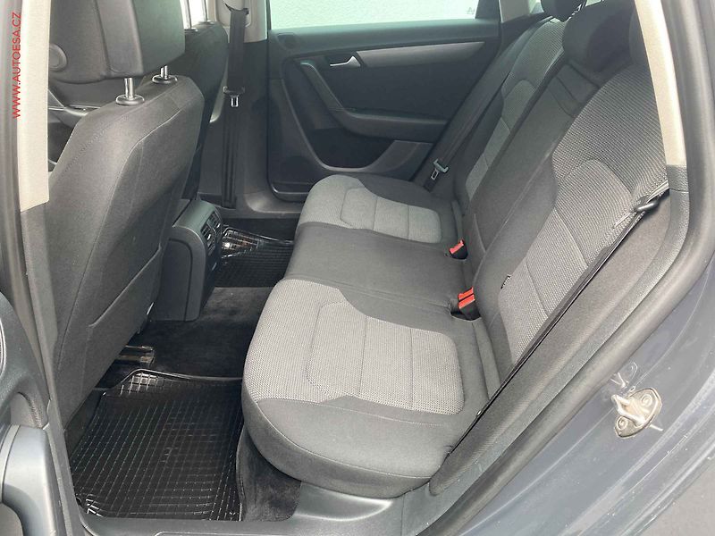 Volkswagen Passat (2013) 2.0 TDI, Navi, bixen - fotka 10 z 18