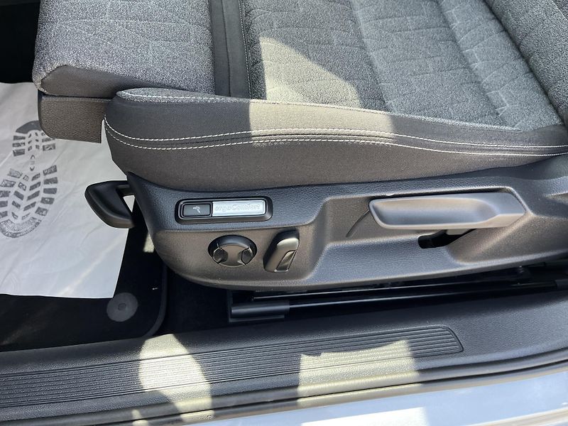 Volkswagen Passat 2.0TDi DSG 110kW BusinessPremi - fotka 19 z 21