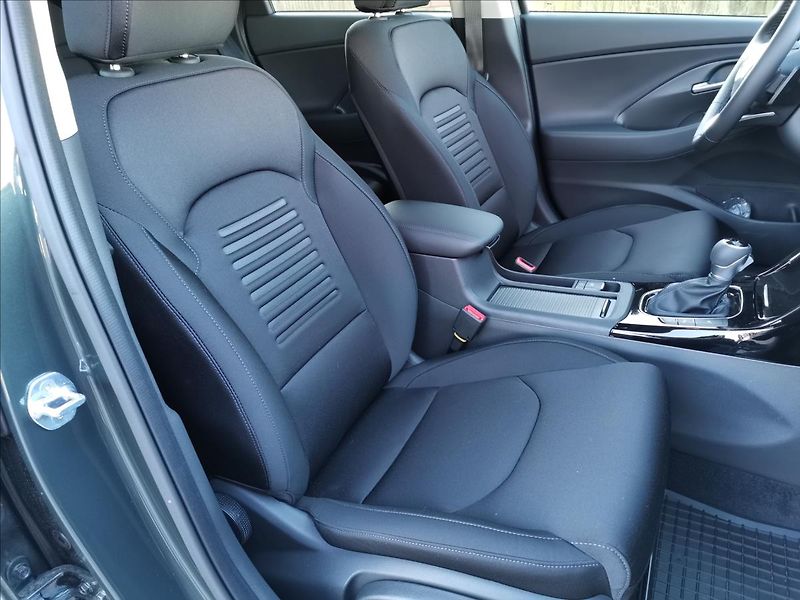 Hyundai i30 1,6 T-GDI WG DCT STYLE SAFETY - fotka 11 z 17