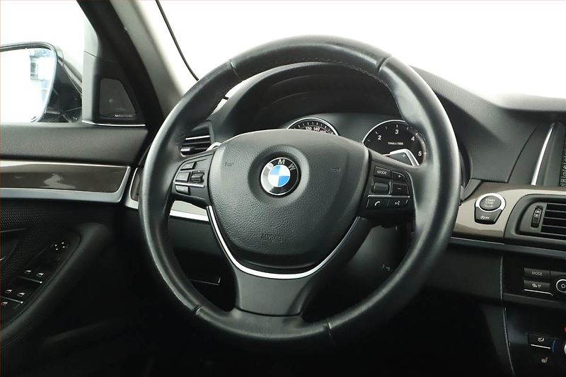 BMW Řada 5 (2014) 535d xDrive, 4X4, Automat - fotka 17 z 20