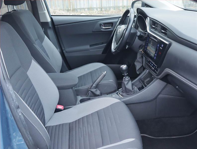 Toyota Auris (2016) 1.2 Ti, Serv.kniha, Navi - fotka 9 z 21