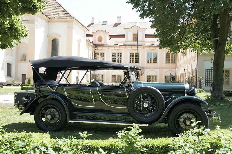 Stará architektura se v Loučni snoubí s krásou starých automobilů
