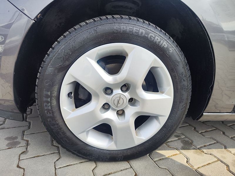 Opel Astra 1.4i/74kW Enjoy ČR - fotka 26 z 31