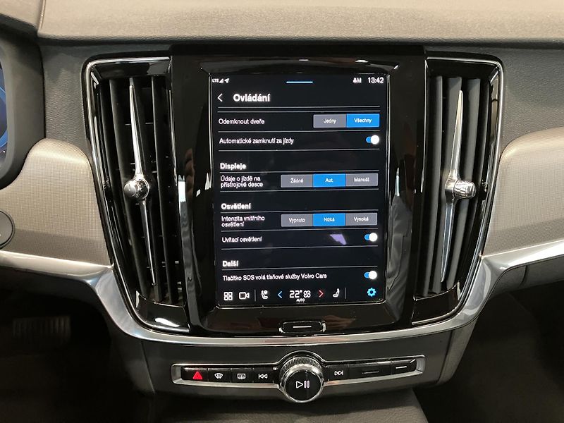 Volvo V90 B4 AWD Momentum PRO AT8, ČR - fotka 35 z 42