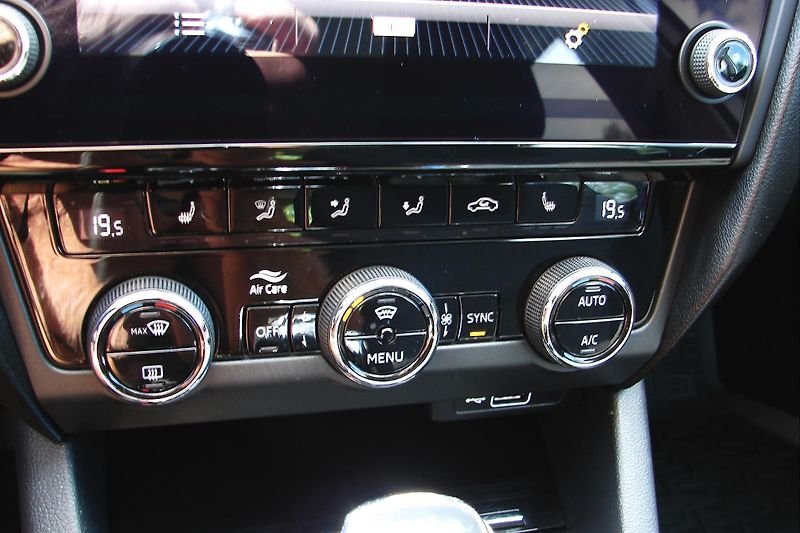 Škoda Octavia 2.0 TDi DSG LED NAVI ČR-ZADÁNO - fotka 33 z 43